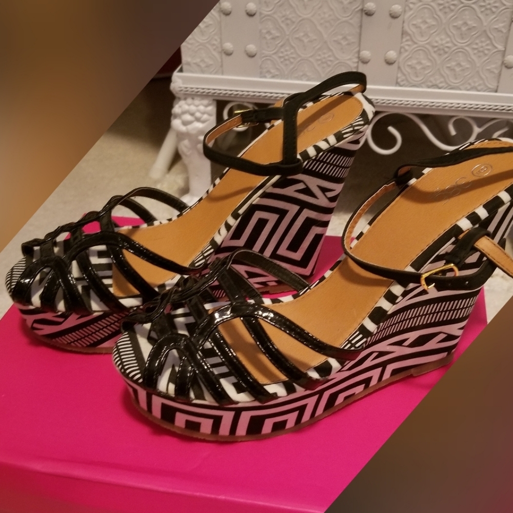 NWOT Tribal Print/Aztec Print Wedges